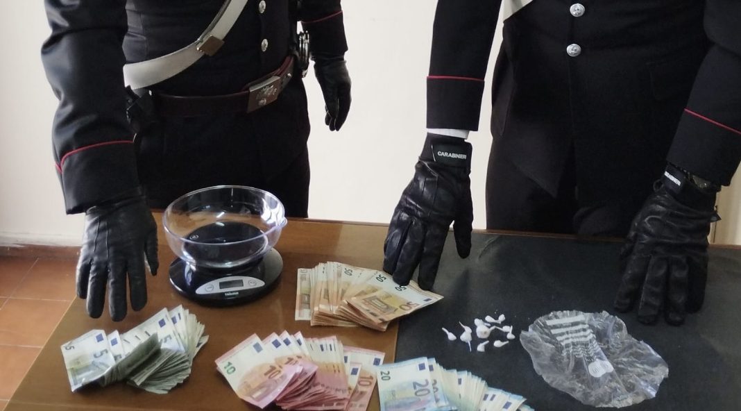 Coca nel Vesuviano, fermato con 4mila euro di incasso