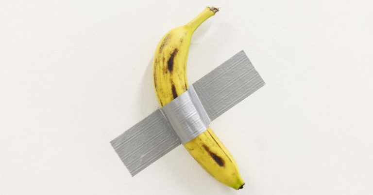 Cattelan ci dice con la “banana” che “il mondo dell’arte è una commedia” (N.Bellario)