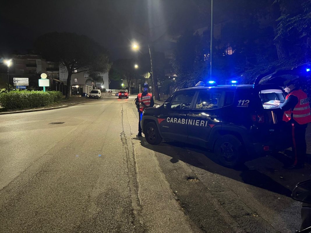 Manganello e droga in auto, nei guai 18enne