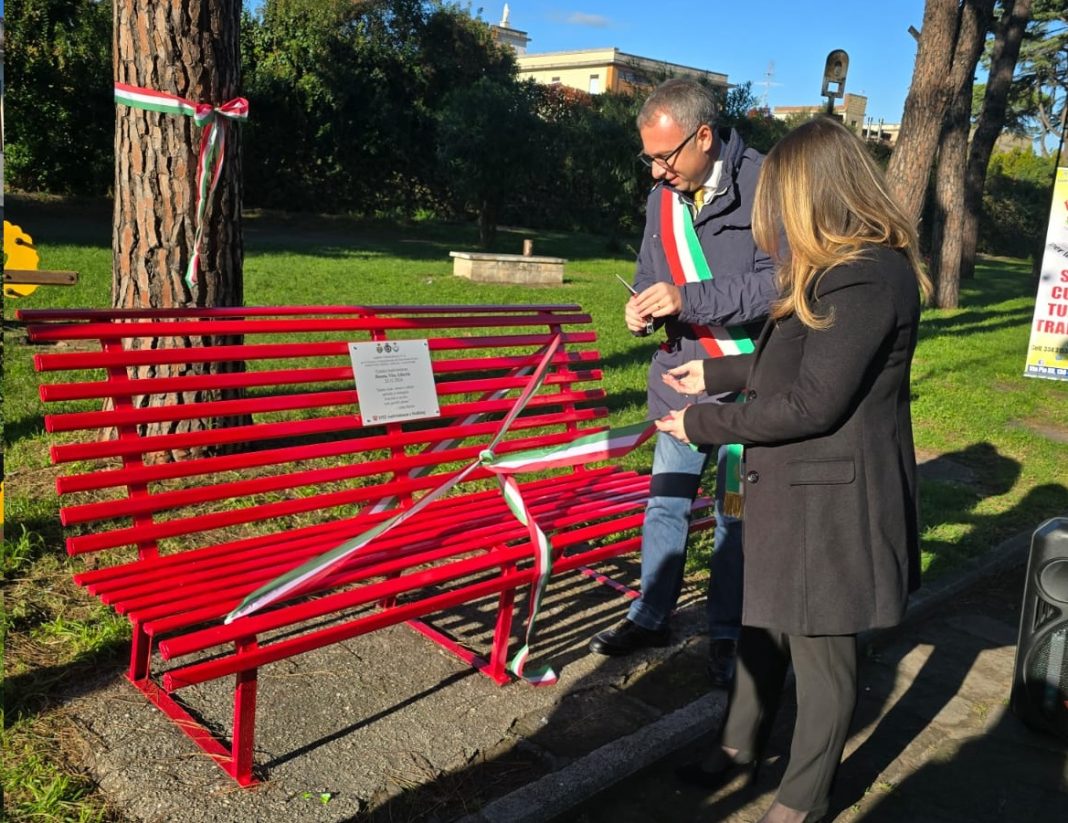 Casoria inaugura panchina rossa in Villa e rinforza il Centro Antiviolenza
