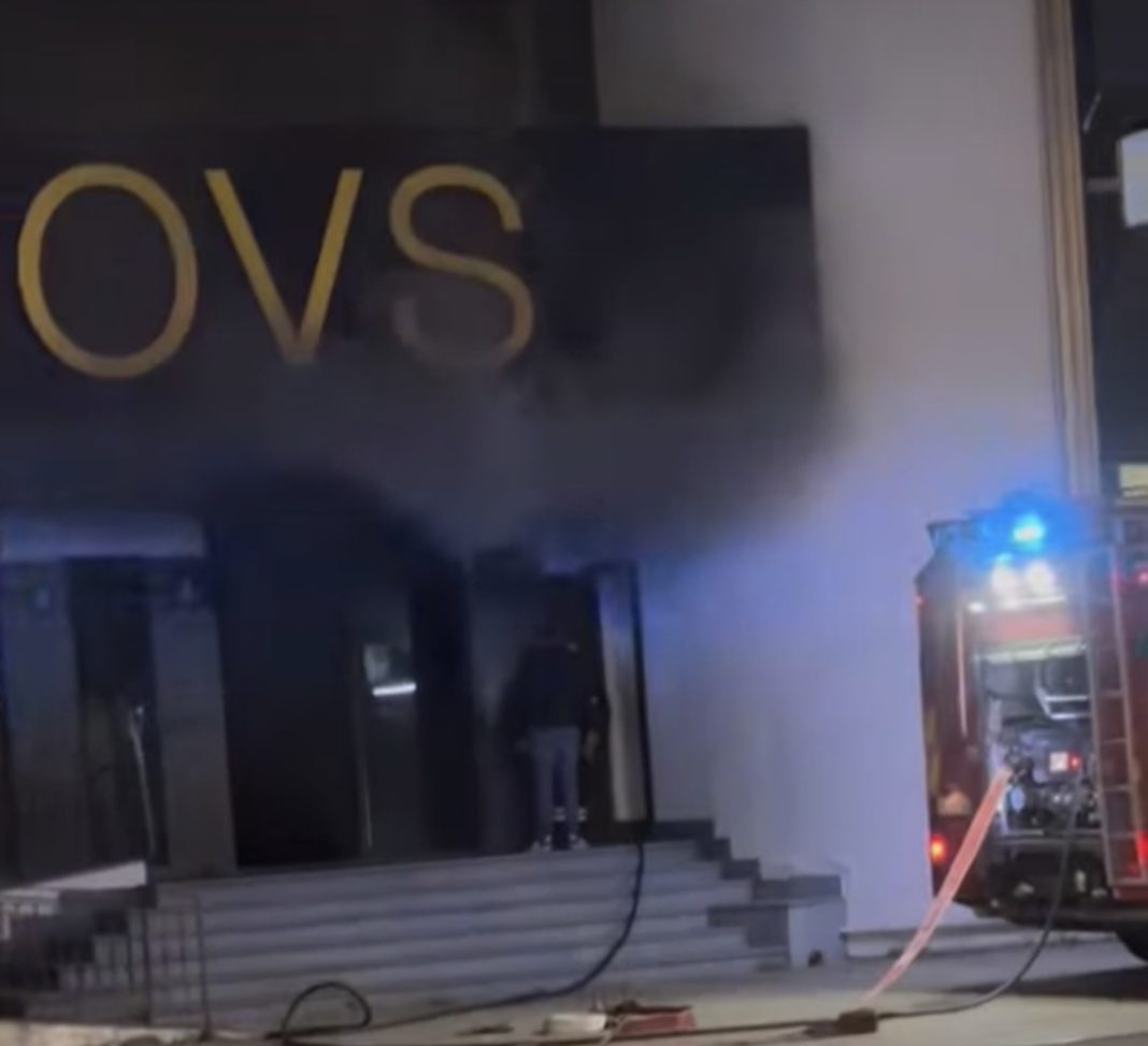 Incendio a Ottaviano, a fuoco il palazzo di Ovs