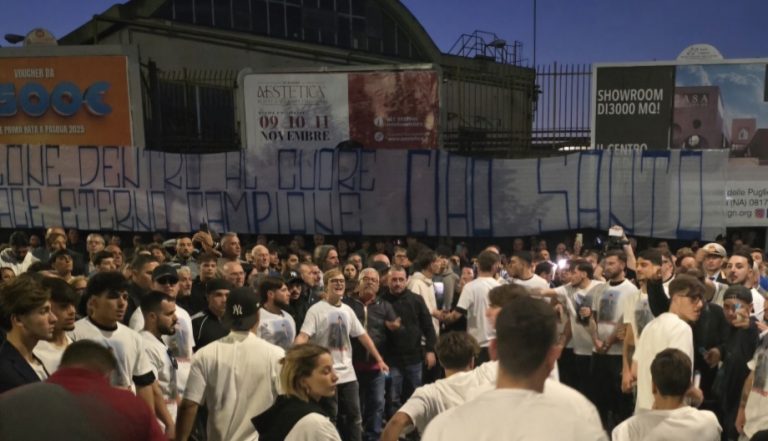 Lacrime e fumogeni per l’addio a Santo: “Fermiamo quelle pistole”