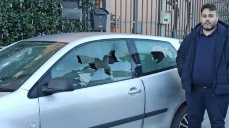 Intimidazioni a un giornalista: due soggetti rompono i vetri dell’auto