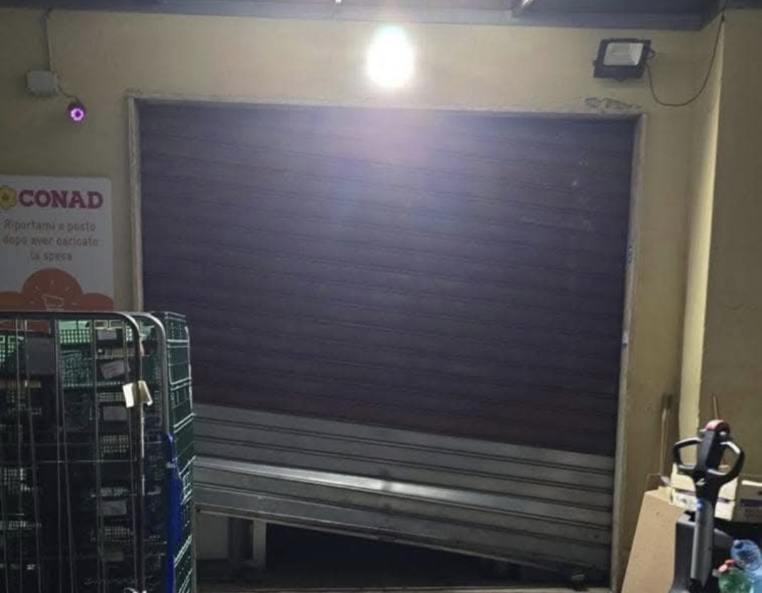 Ottaviano, furto al Conad: i banditi portano via la cassaforte