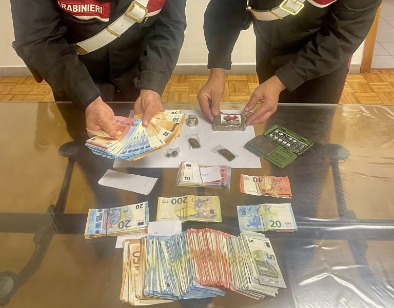 Basta uno sguardo e due insospettabili finiscono nella rete dei carabinieri: 2 presi per droga