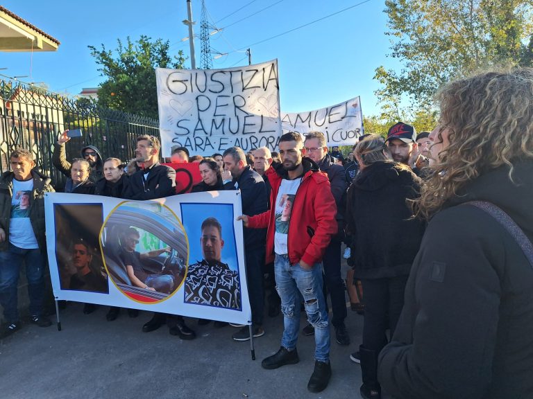 Marcia a Ercolano per le vittime dell’esplosione: tensione tra familiari e vicini