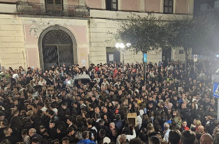 San Sebastiano invasa di giovani per la fiaccolata in ricordo di Santo