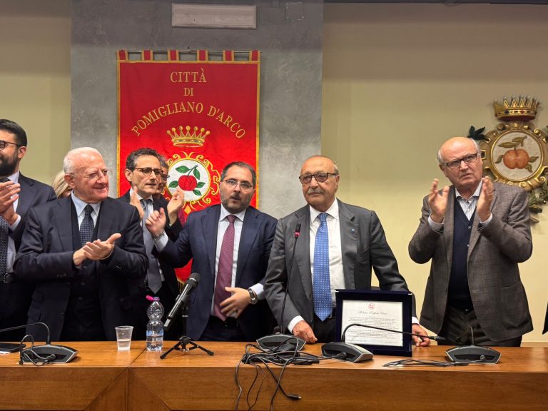 Il sindaco di Pomigliano premiato da Psi davanti al governatore De Luca