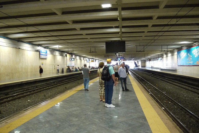 Napoli, molestie alla stazione Garibaldi: uomo in sedia a rotelle palpeggia un'addetta ai ticket