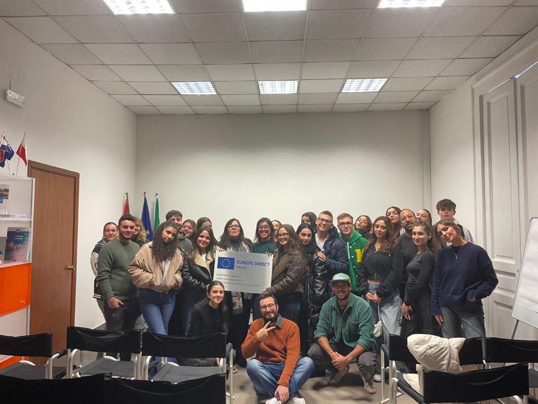 Info-day sulle istituzioni europee, “Una cultura europea al servizio di una cittadinanza consapevole”. Presso il Centro Europe Direct del Comune di Napoli una delegazione dell’I.S.I.S “Enrico Caruso”