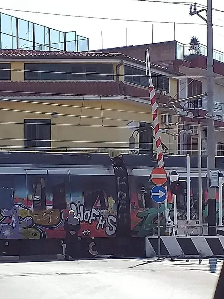 Travolge bimbo di 10 anni e lo uccide per evitare il passaggio a livello