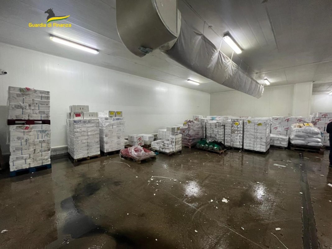 Blitz al mercato di Volla, stop a 10 tonnellate di pesce: era destinato alle tavole natalizie