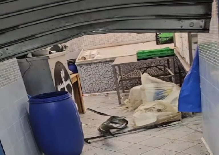 Bomba devasta pescheria a Pollena Trocchia: attentato sul corso
