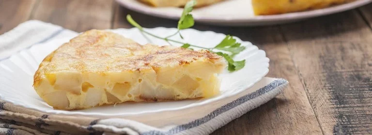 Le ricette di Biagio: frittata di patate e cipolle. Salutari le cipolle, ma “’e cepolle” fanno male