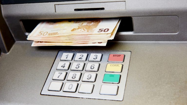 Pistola puntata contro durante prelievo all’Atm, preso grazie a un vigile di passaggio