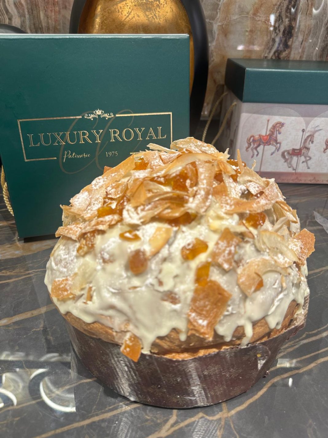 Ecco lo Sfogliatello del Royal: panettone con sfogliatella e albicocca del Vesuvio