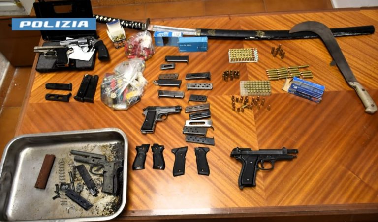 Nonnino di Ottaviano custodisce arsenale in casa: aveva pistole, katana e 300 munizioni