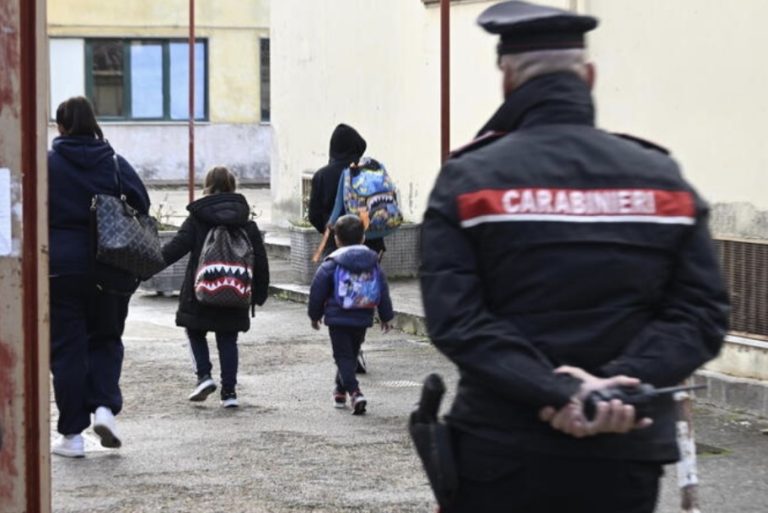 Alunni molestati a scuola, i messaggi choc della prof: “Che musica mettete quando sc….”