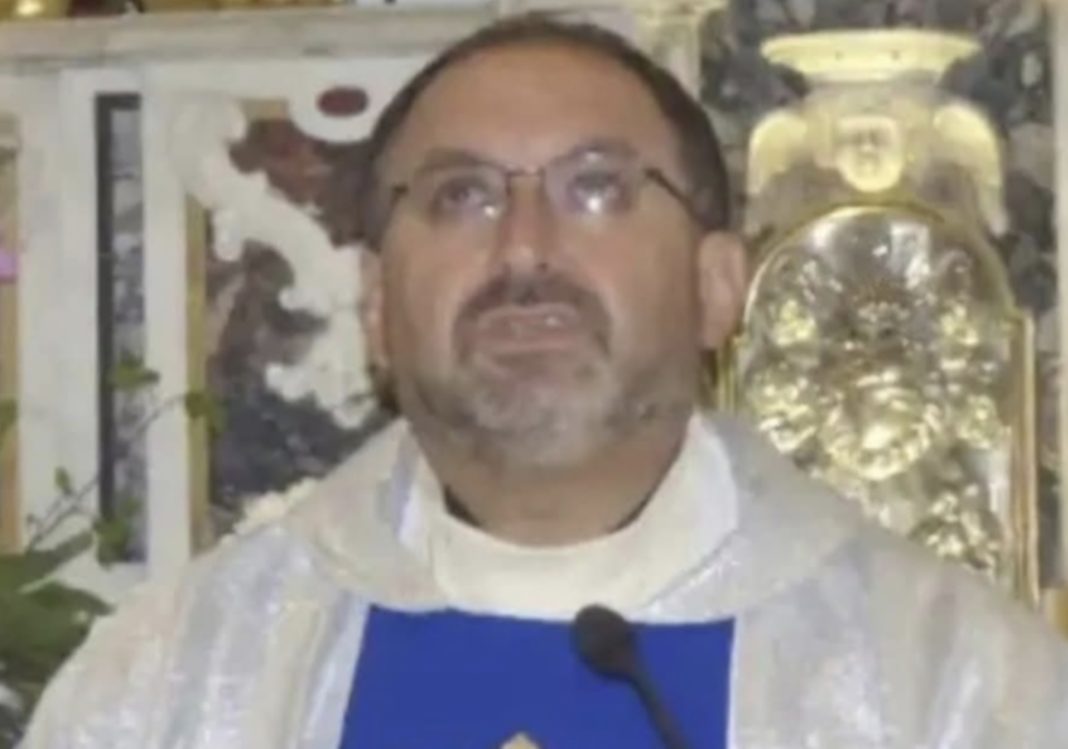 Don Antonio lascia la tonaca per una donna sposata: “Non mi pento, questo amore è un dono di Dio”