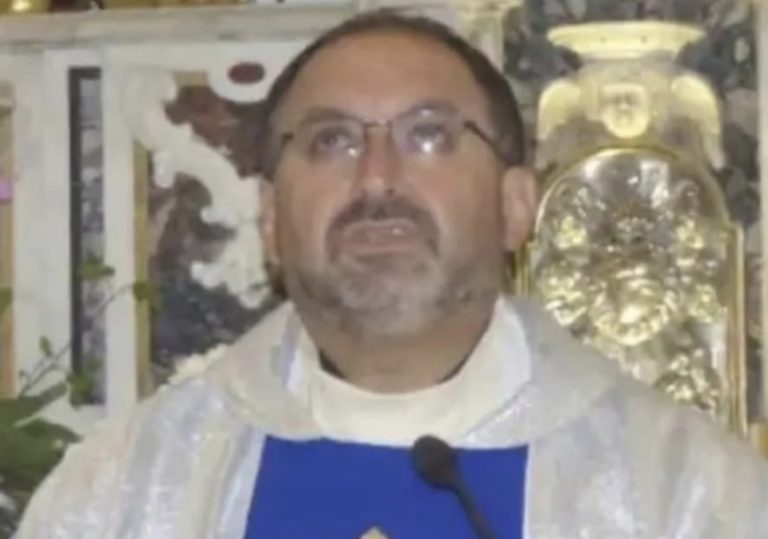 Don Antonio lascia la tonaca per una donna sposata: “Non mi pento, questo amore è un dono di Dio”