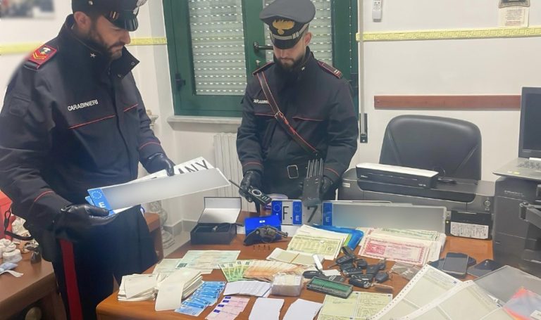 Sorpreso a modificare Suv rubato, in casa ha pistola e attrezzi da ladro