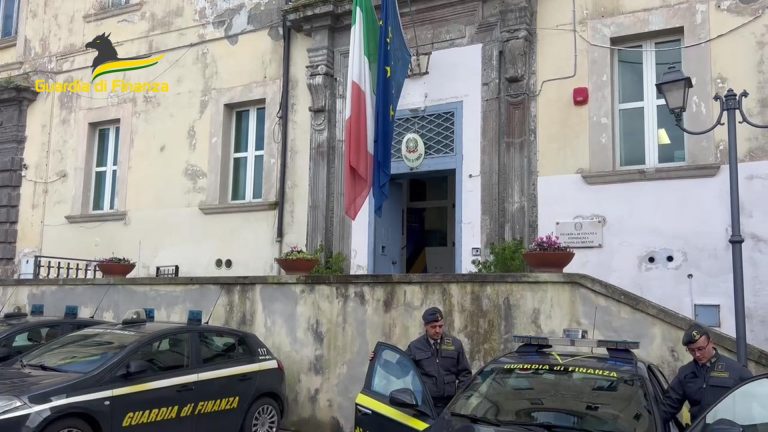 Chatta con gli studenti per smerciare la droga ai minorenni
