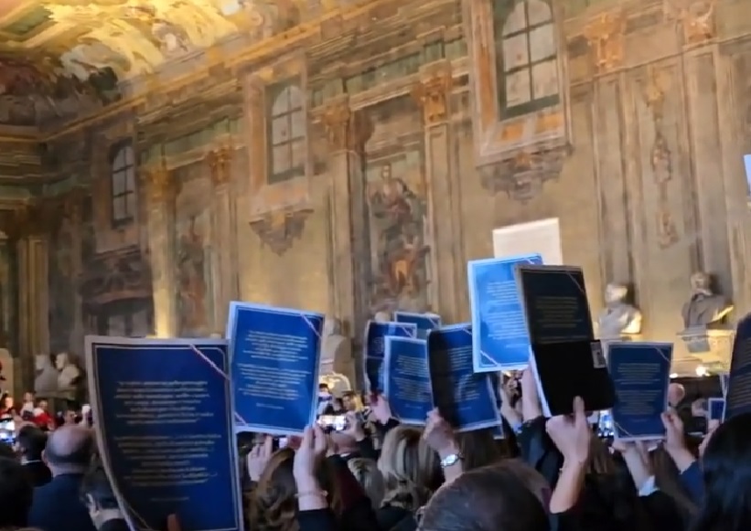 Ministro Nordio a Napoli, magistrati lasciano l’aula e la toga