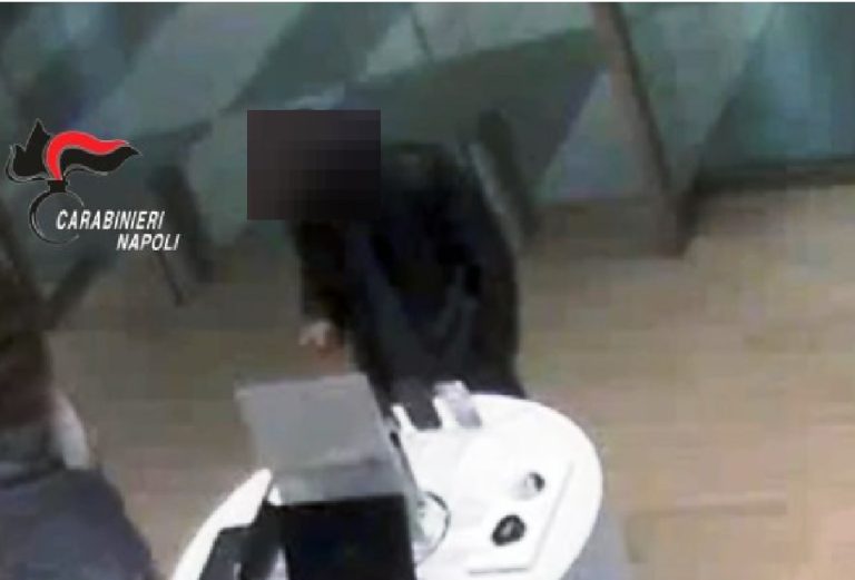 “Sono un collega sotto copertura”: in cella dopo aver preso cellulare del titolare della sala scommesse
