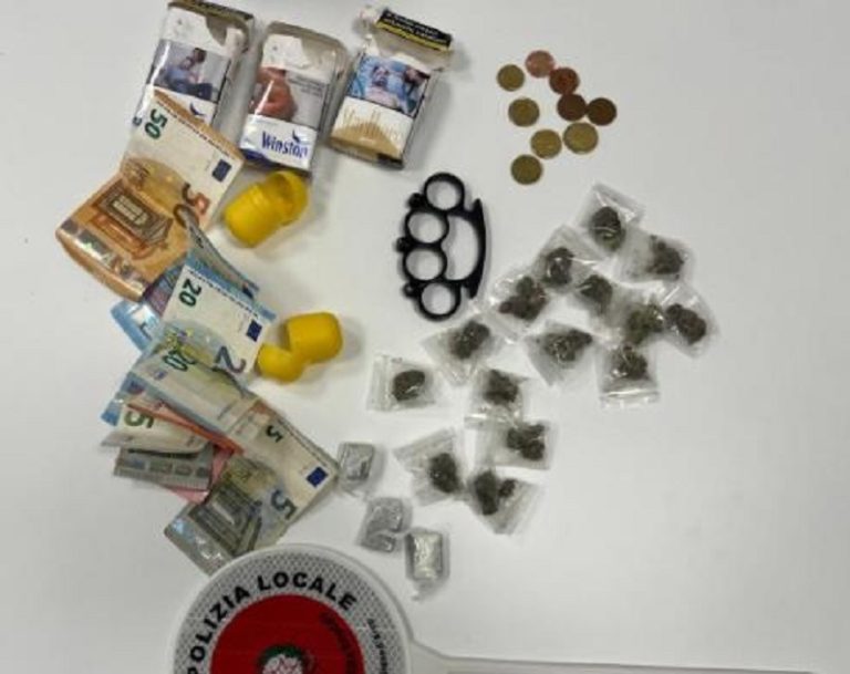 Pomigliano, rissa tra giovanissimi: polizia municipale denuncia 16enne in possesso di droga e tirapugni