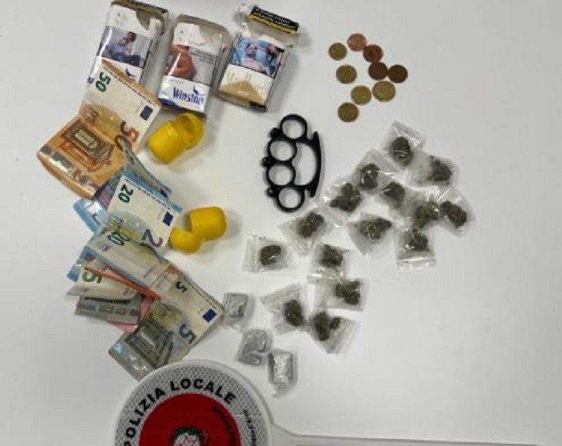 Pomigliano, rissa tra giovanissimi: polizia municipale denuncia 16enne in possesso di droga e tirapugni