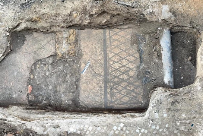 Acerra, dai lavori di ripavimentazione del centro storico spunta un mosaico del I Secolo