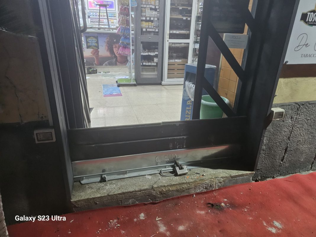 Boscoreale, rissa fuori dal tabacchi: cliente 60enne massacrato di botte da un giovane avventore