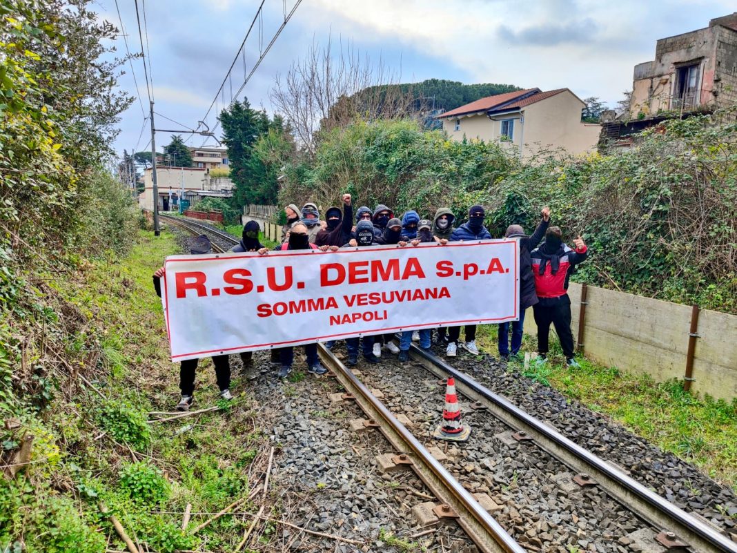 Lavotatori Dema bloccano i binari della stazione di Somma nell’ora di punta