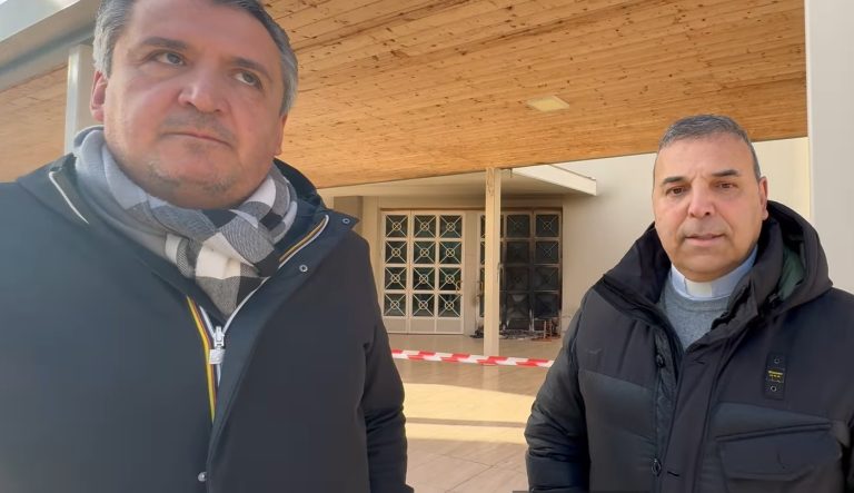 Attentato alla chiesa del Sacro Cuore di Pontecitra: incendio all’ingresso e statua di San Pio distrutta