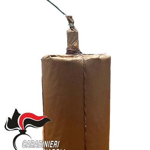 Una bomba di mezzo chilo e 9 razzi nel box auto di un 20enne