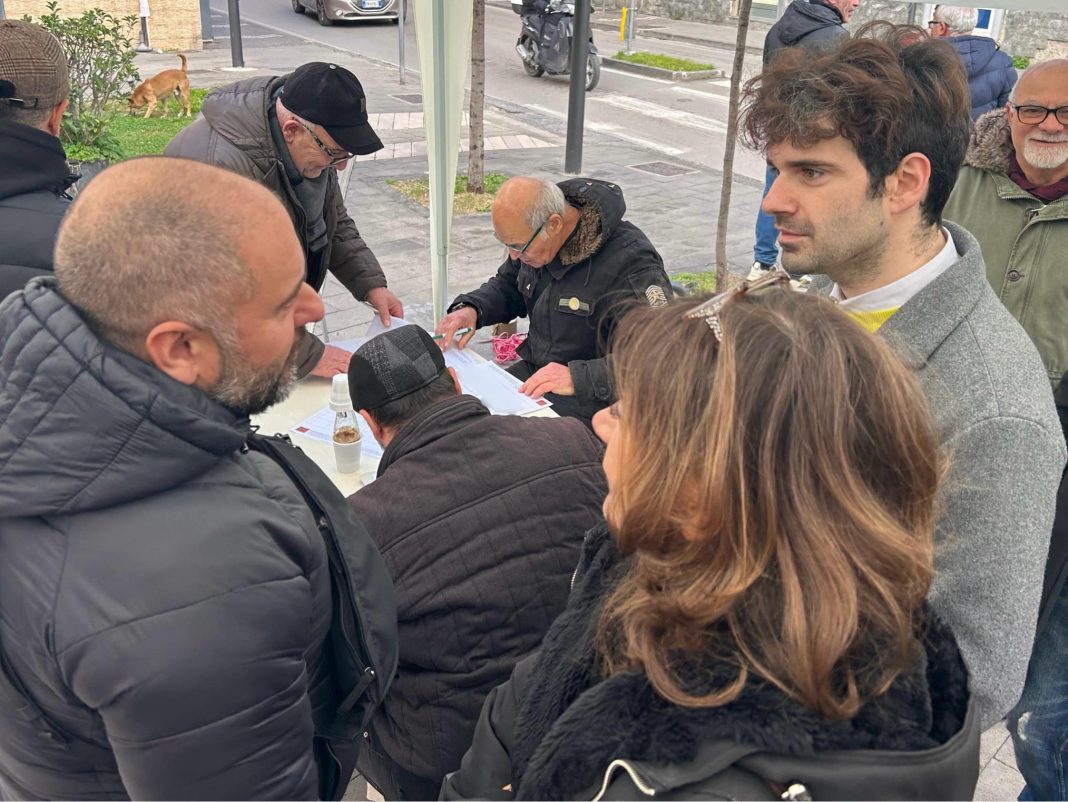 Emergenza sicurezza ad Acerra, M5S consegna le firme della petizione