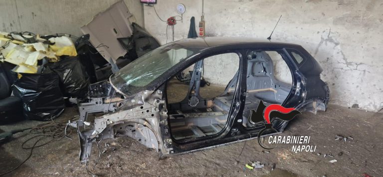 Padre e figlio 16enne insieme a rubare pezzi di auto sulla Circumvallazione