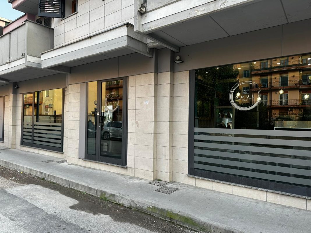 Il food diventa democratico, ecco lo chef che ti fa sentire un amico: “Acqua gratis e menu condiviso”