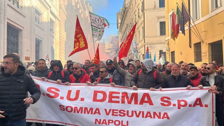 Dema, la protesta arriva a Roma: operai in marcia prima del vertice col Ministro