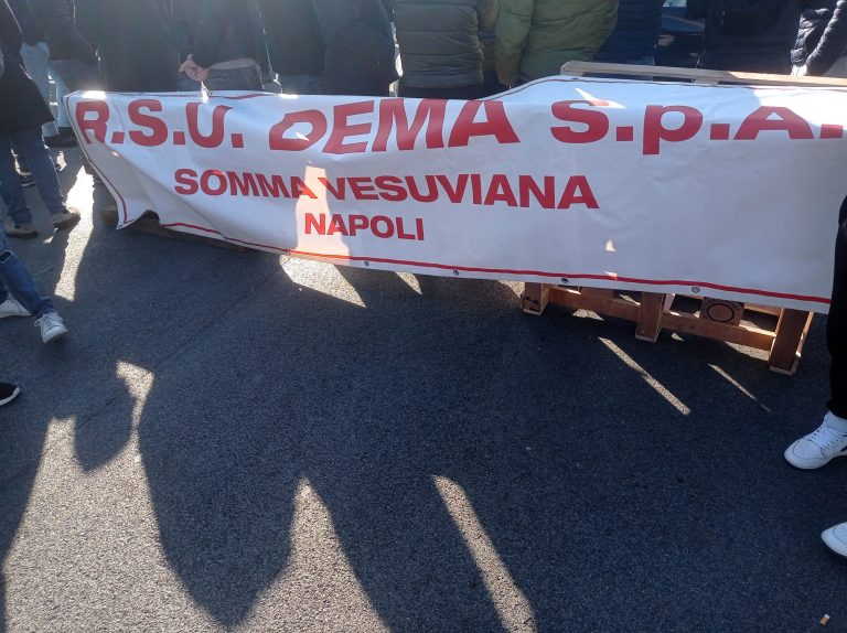 Somma, lavoratori Dema bloccano strada: si protesta per futuro e stipendi