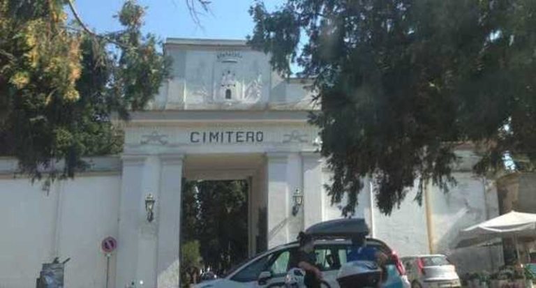 Pomigliano, salma bloccata al cimitero durante funerali: ditta non ha permesso