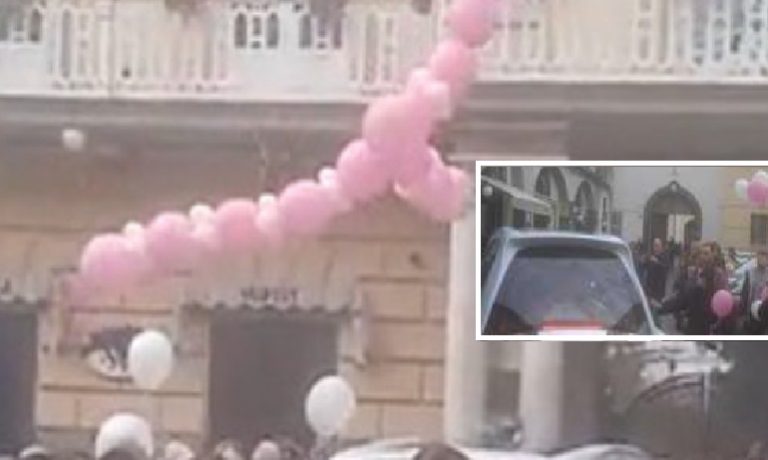 Acerra saluta Giulia tra lacrime e silenzio: un rosario coi palloncini per il saluto in Duomo alla piccola