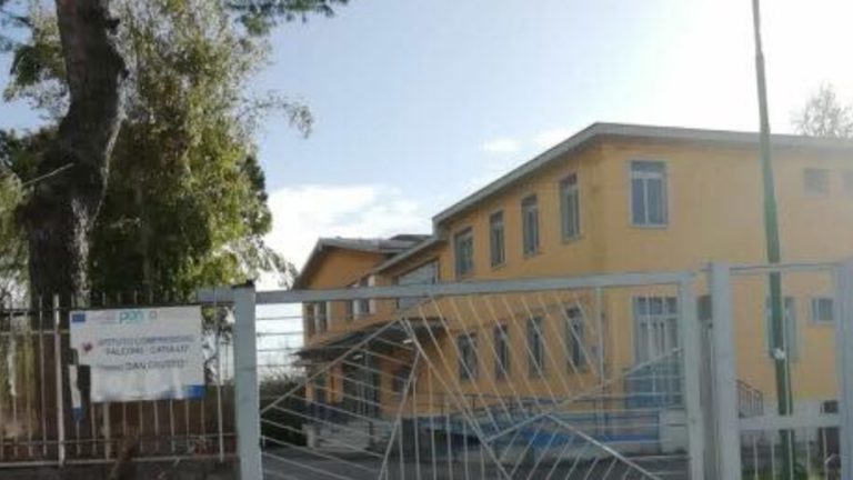 Alunni al freddo, la risposta del Comune: “Riscaldamenti non sono al massimo ma ci sono”