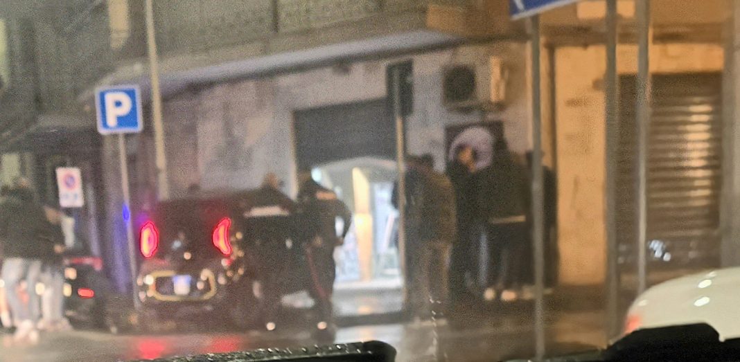 Acerra, auto finisce dentro lo studio del tatuatore: ingresso sfondato