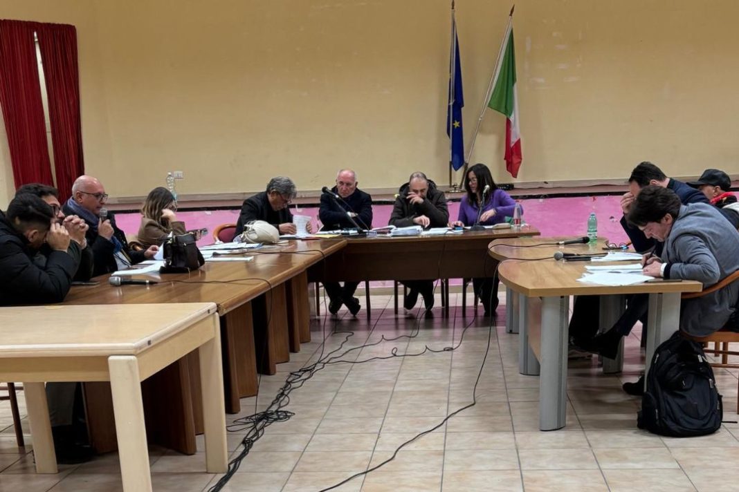 Cisterna, caos in Consiglio: Dup approvato tra le polemiche