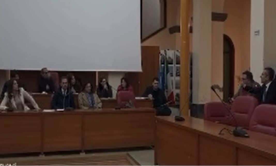 Sant’Anastasia, sindaco perde le staffe in aula: consigliere denuncia offese e minacce