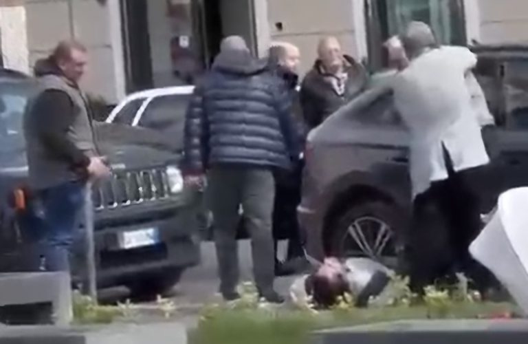 Rissa in piazza a San Giuseppe Vesuviano, uomo resta a terra