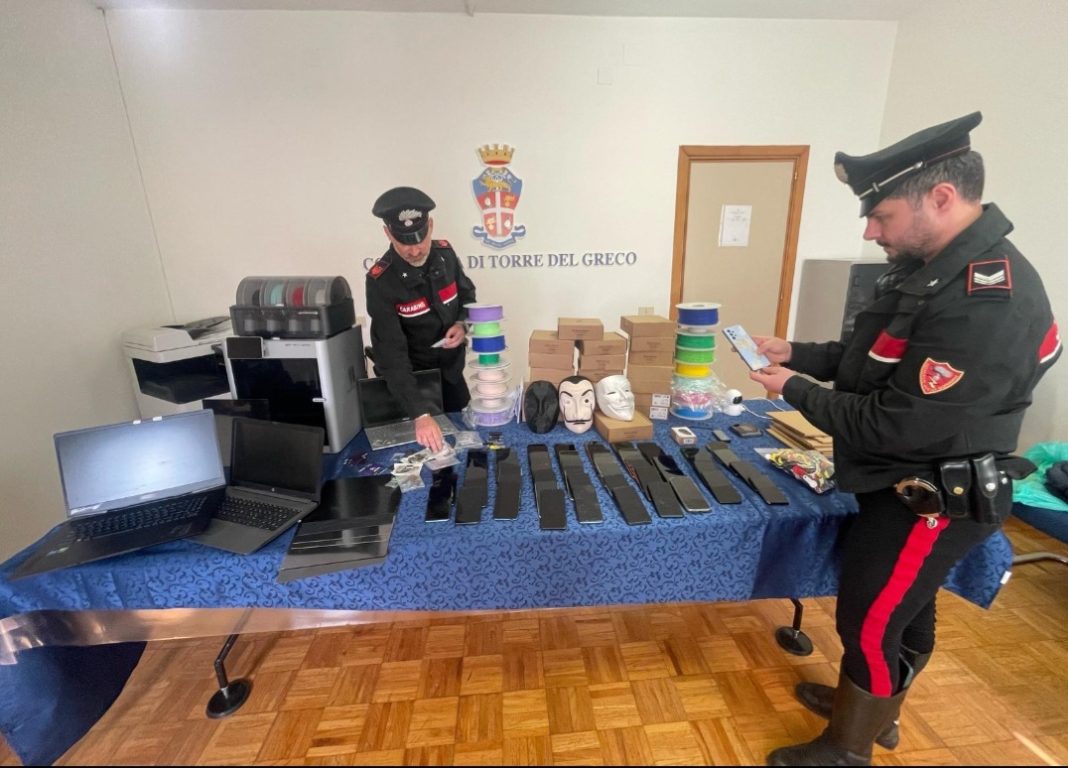 Stampante 3D e maschere del cinema, scoperto laboratorio delle truffe nel Vesuviano