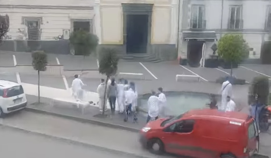 Ottaviano, ragazzi musulmani si tuffano nella fontana: bufera social dopo commenti razzisti