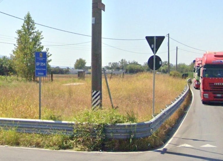 Acerra, crivellato di colpi l’ingresso dell’officina del padre del consigliere comunale